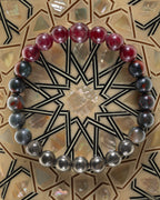 Pulsera Zodiacal Capricornio, pieza completa sobre mosaico de nácar