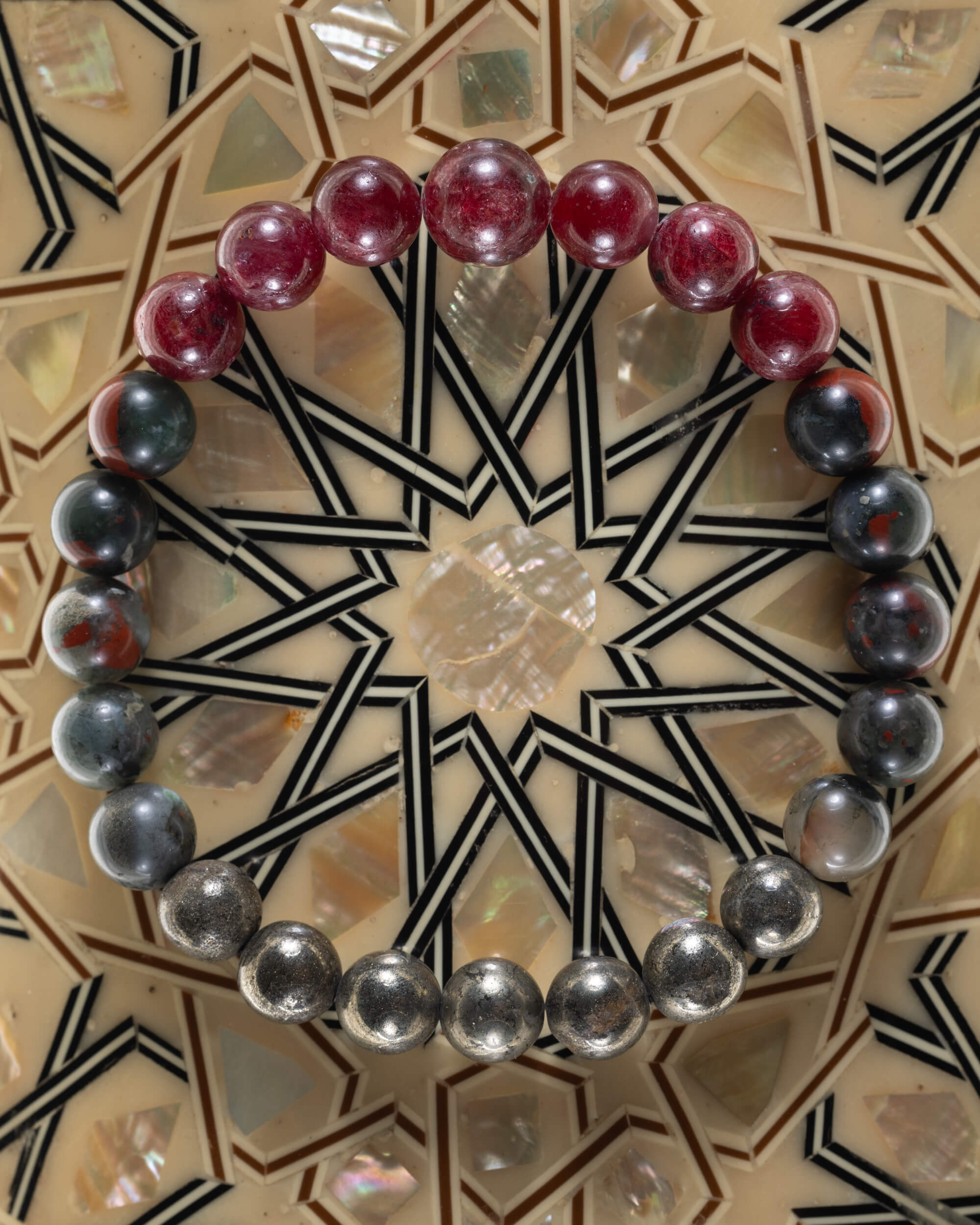 Pulsera Zodiacal Capricornio, pieza completa sobre mosaico de nácar