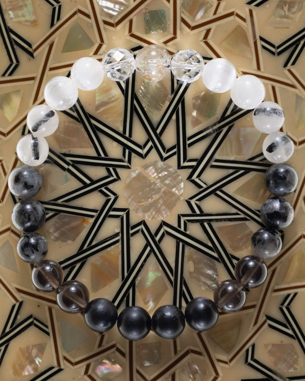 Pulsera completa sobre mosaico ornamental con estrella de ocho puntas