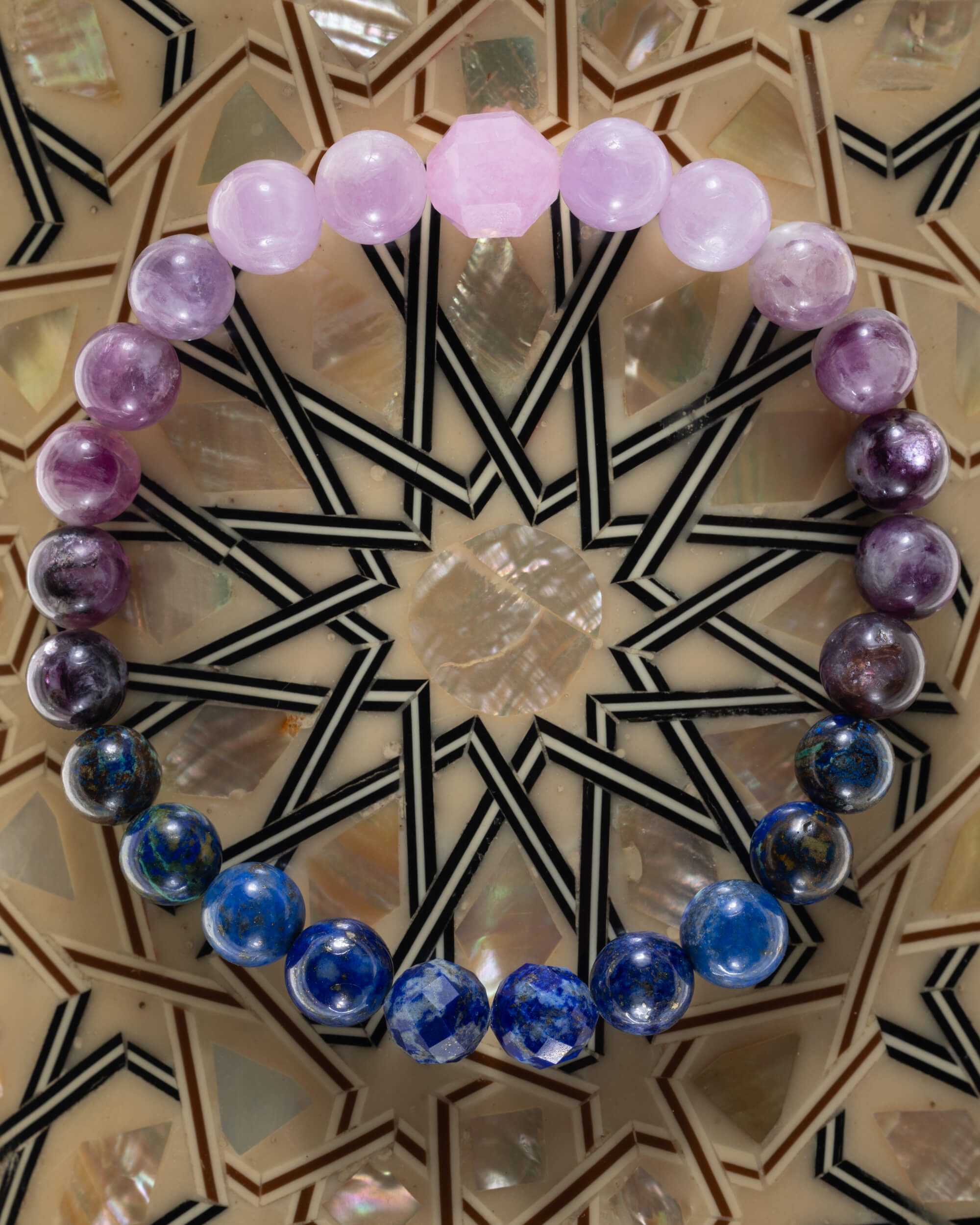 Pulsera Zodiacal Piscis, pieza completa sobre mosaico de nácar
