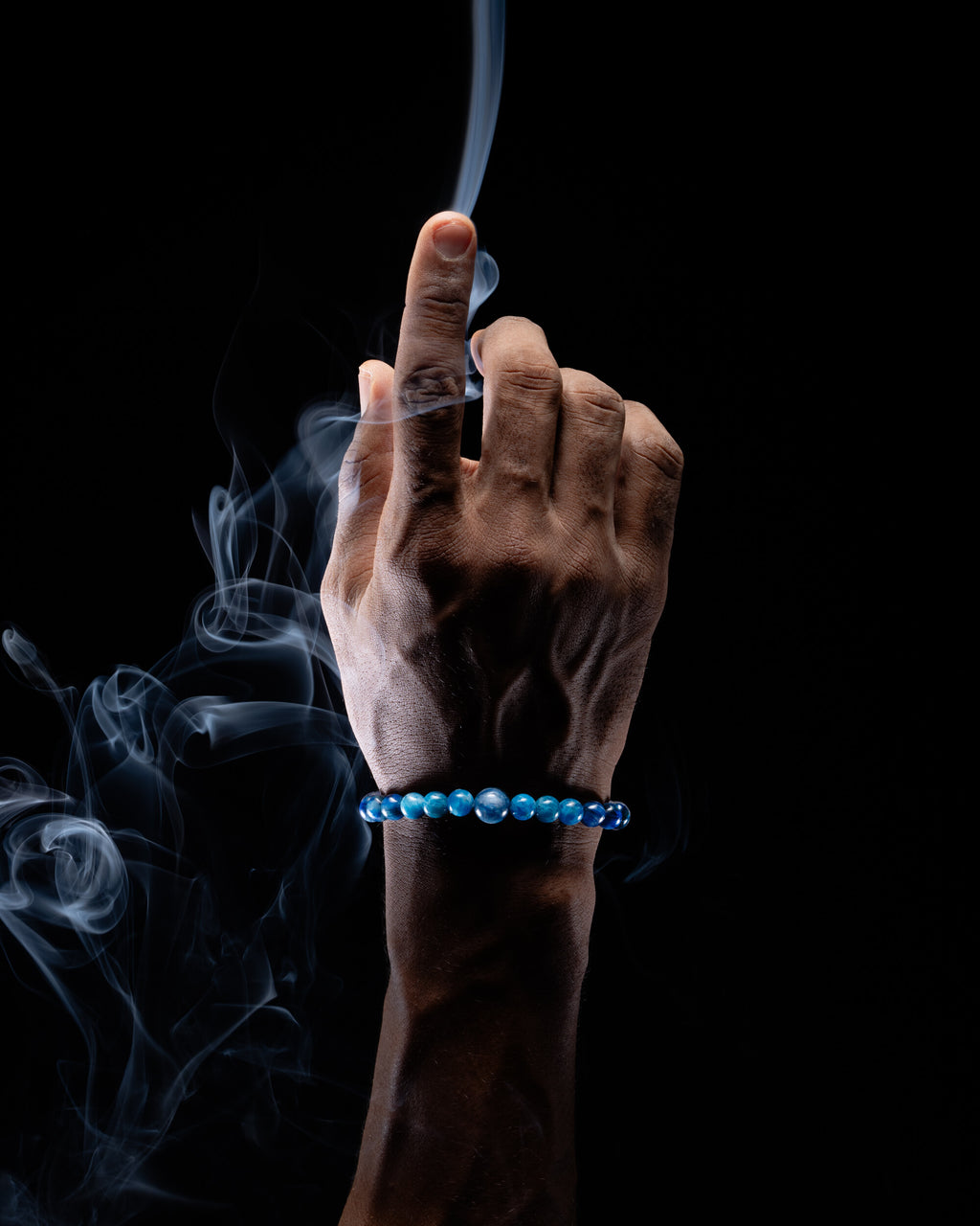 Pulsera zodiacal Libra puesta en la muñeca, con humo de copal alrededor
