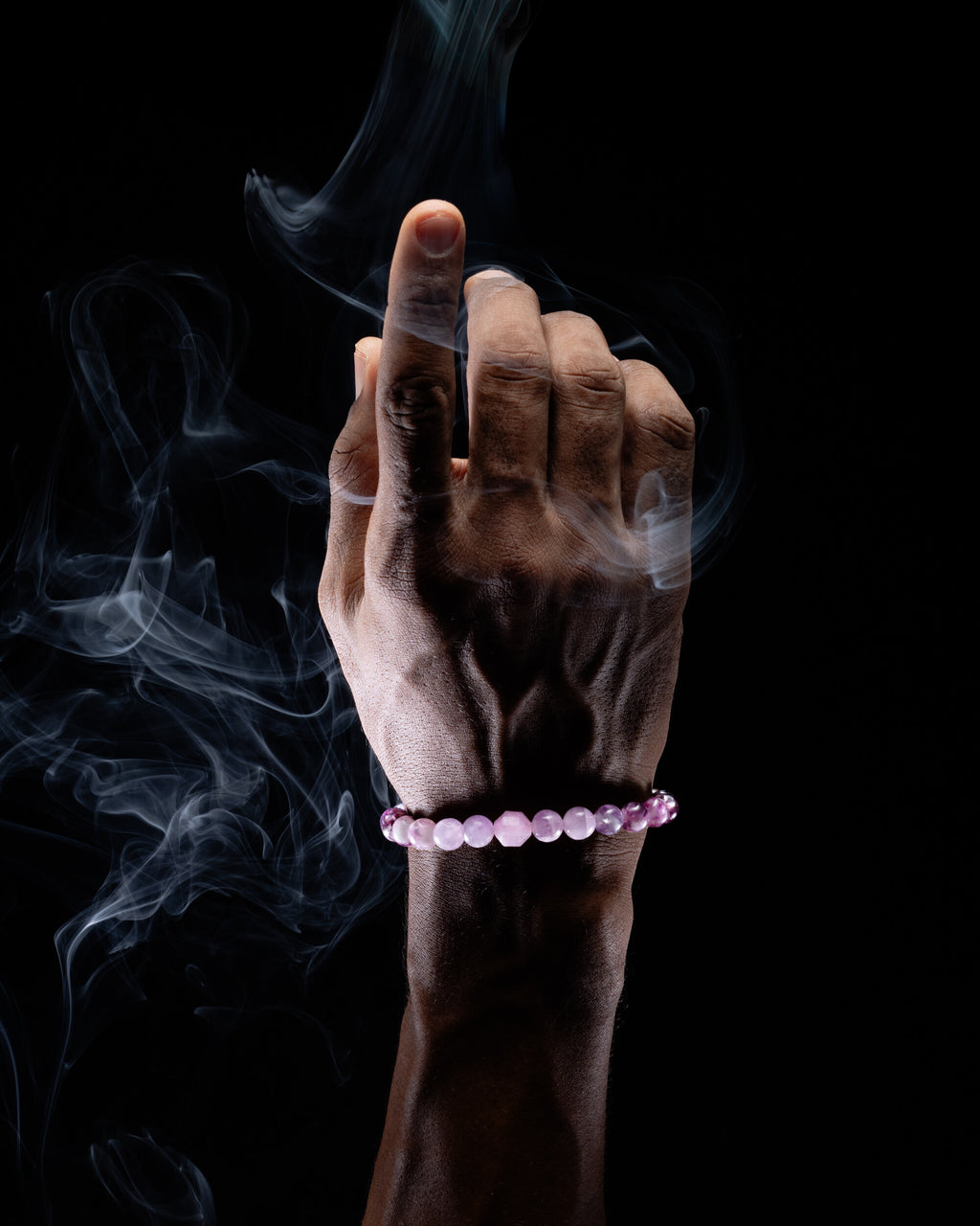Pulsera Zodiacal Piscis puesta en la muñeca, mano en gesto con humo de copal