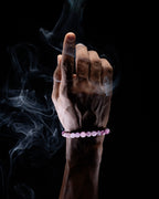 Pulsera Zodiacal Piscis puesta en la muñeca, mano en gesto con humo de copal