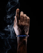 Pulsera Zodiacal Piscis puesta en la muñeca, vista de las cuentas de Lapislázuli