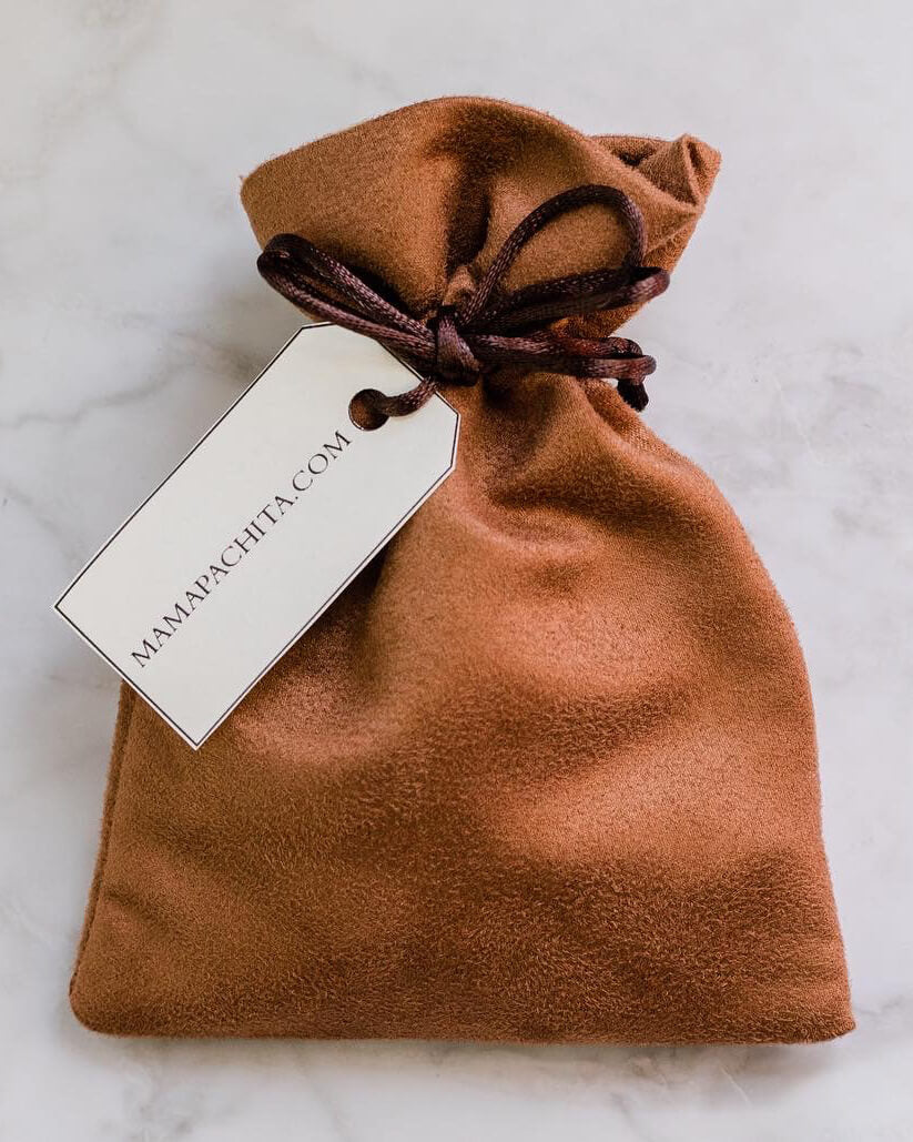 Bolsa de tela café con etiqueta Mamapachita.com y listón anudado