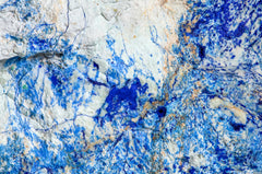 Fotografía macro de la Azurita y Caolinita: azul intenso ramificado sobre matriz blanca, como ríos vistos desde arriba. Serie La Disolución, cuadro 09.