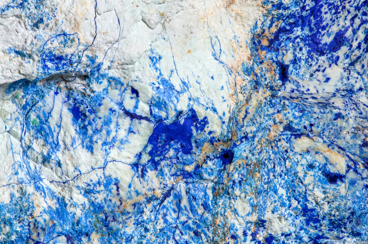 Fotografía macro de la Azurita y Caolinita: azul intenso ramificado sobre matriz blanca, como ríos vistos desde arriba. Serie La Disolución, cuadro 09.