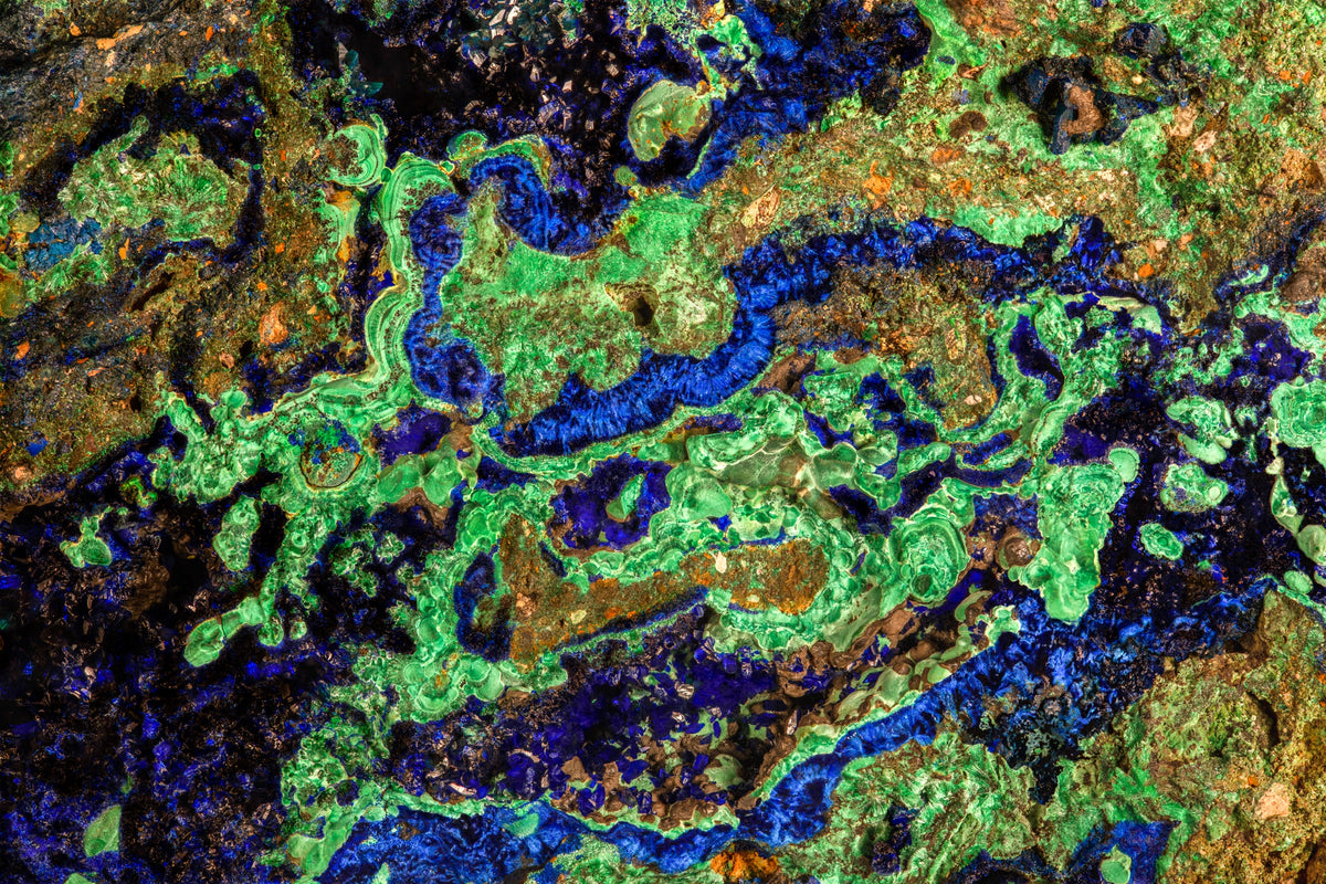 Fotografía macro de la Azurita y Malaquita: lazos verdes sobre azul profundo y matriz café. Serie La Disolución, cuadro 03.
