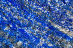 Fotografía macro del Lapislázuli: azul ultramar con motas blancas de calcita y chispas doradas de pirita. Serie La Disolución, cuadro 14.