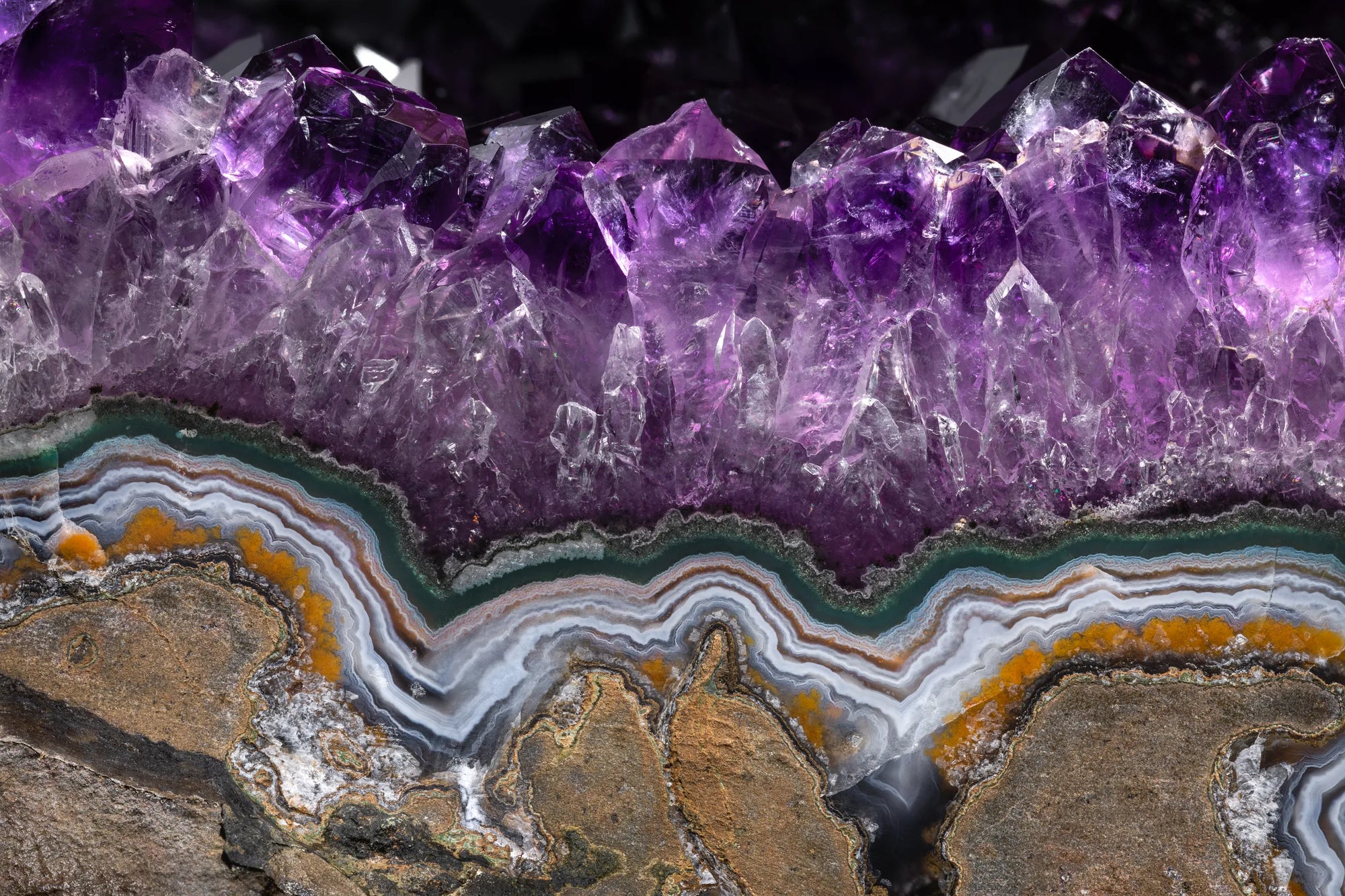 La Amatista en macro: cristales violetas en calma