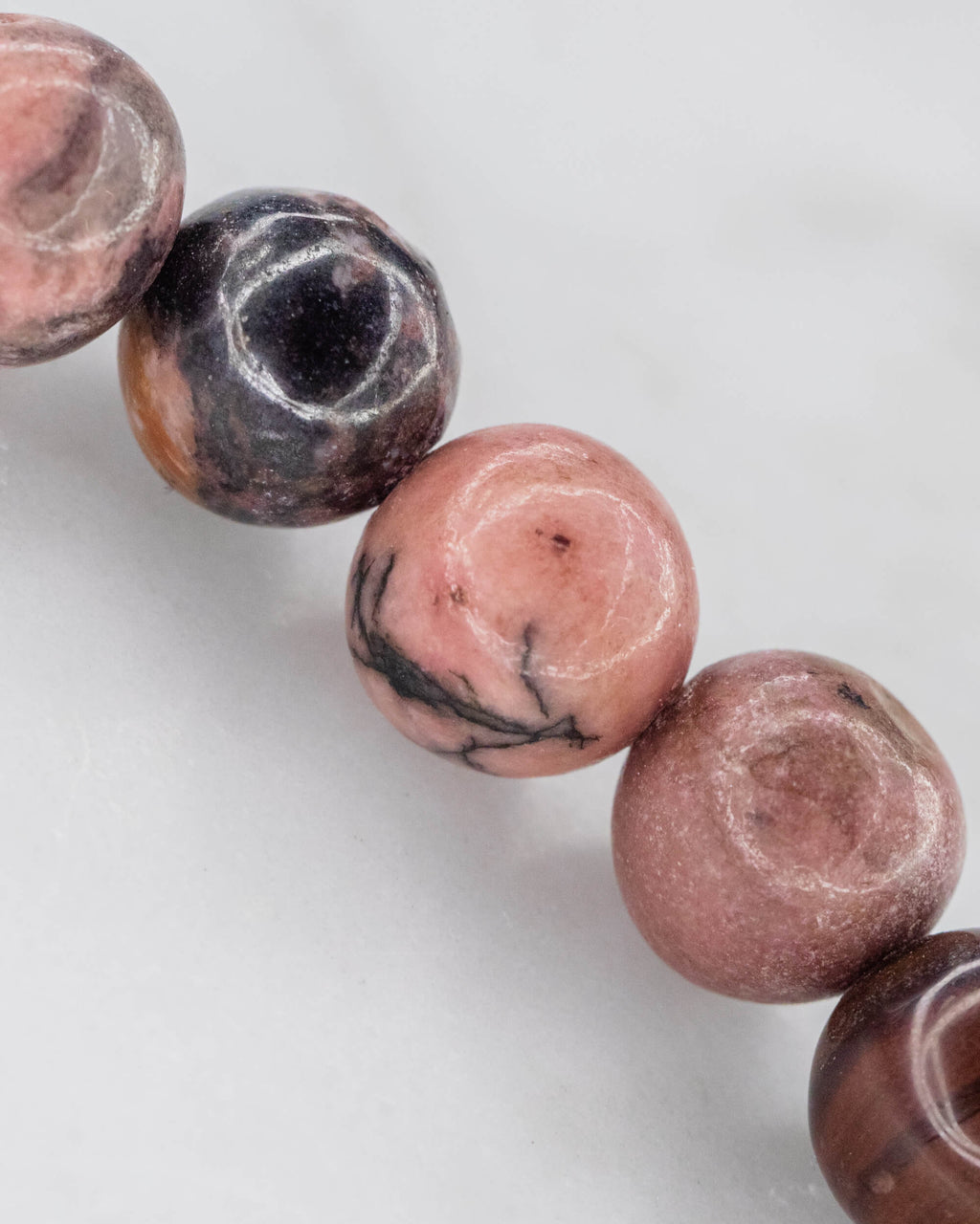 Detalle macro de cuentas de Rodonita Encaje Negro en tonos rosa y negro