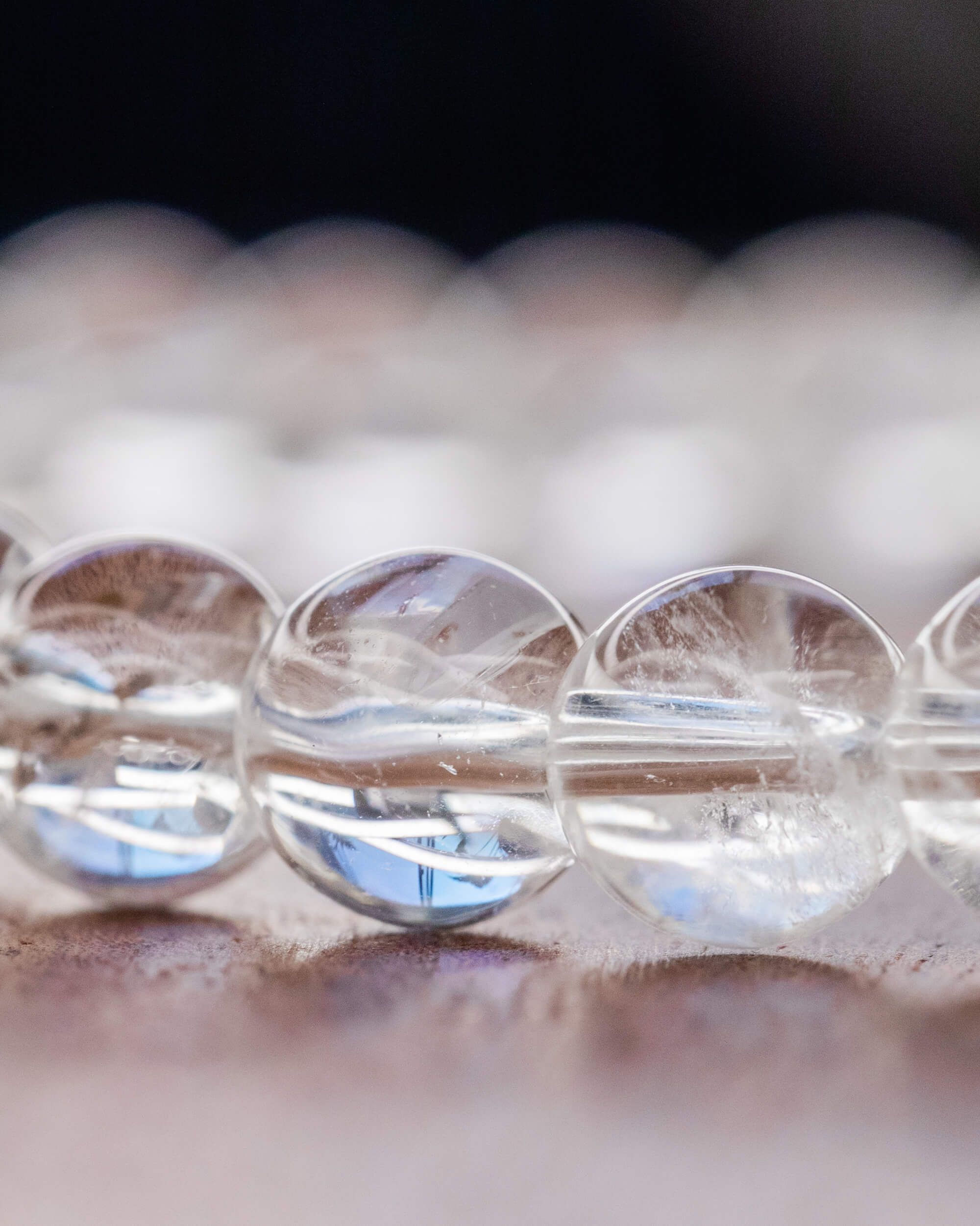 Detalle macro de cuentas de Cuarzo Transparente con reflejos e inclusiones internas