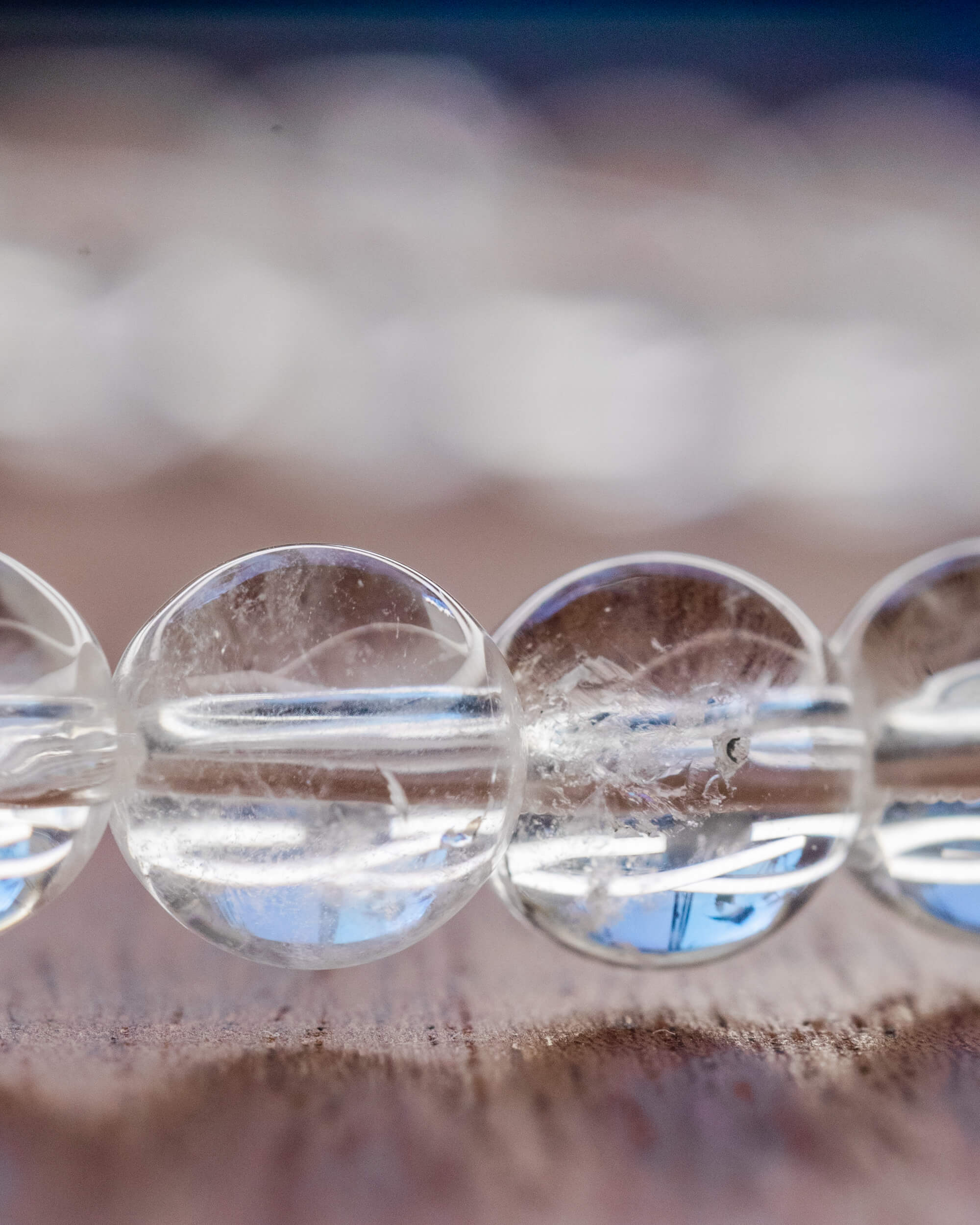 Detalle macro de cuentas de Cuarzo Transparente con reflejos azulados