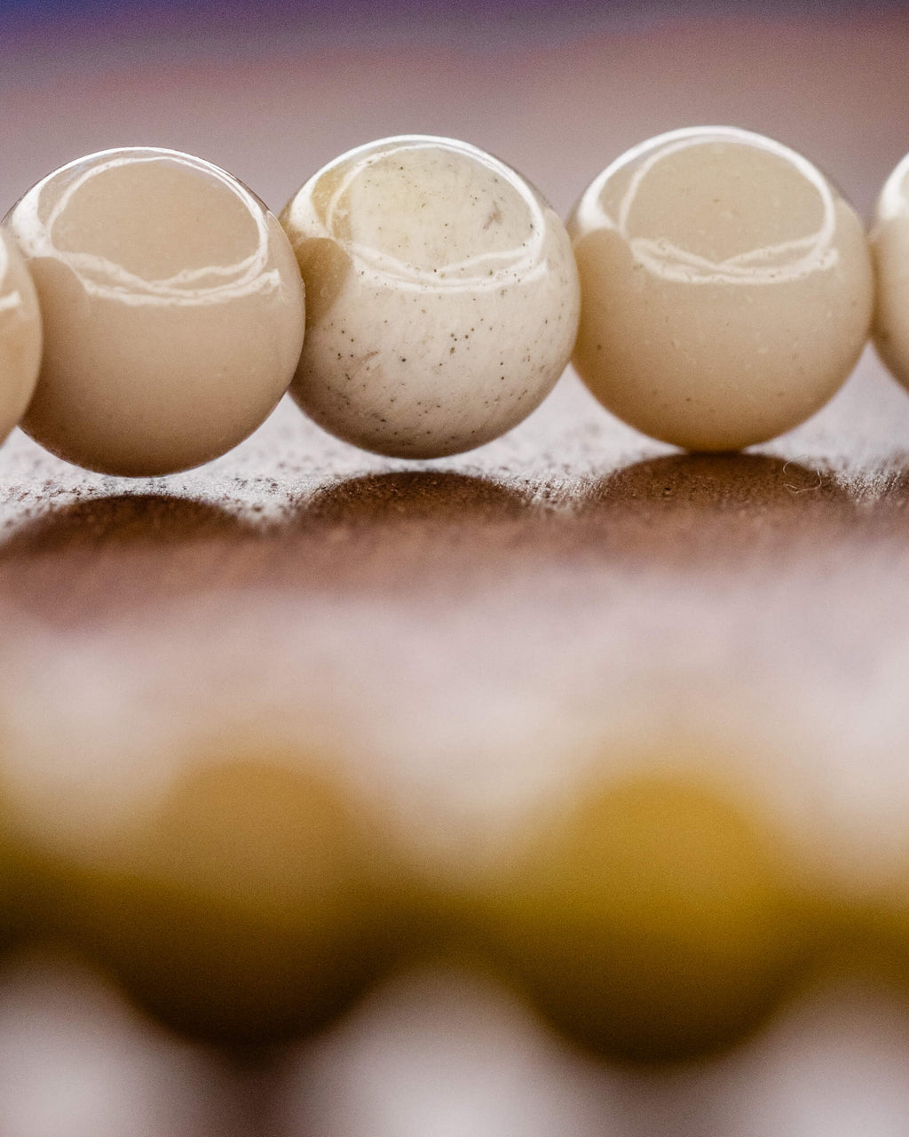 Detalle macro de cuentas de Jaspe Mokaita en tono crema claro
