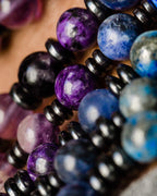 Detalle macro de cuentas moradas y azules con separadores negros