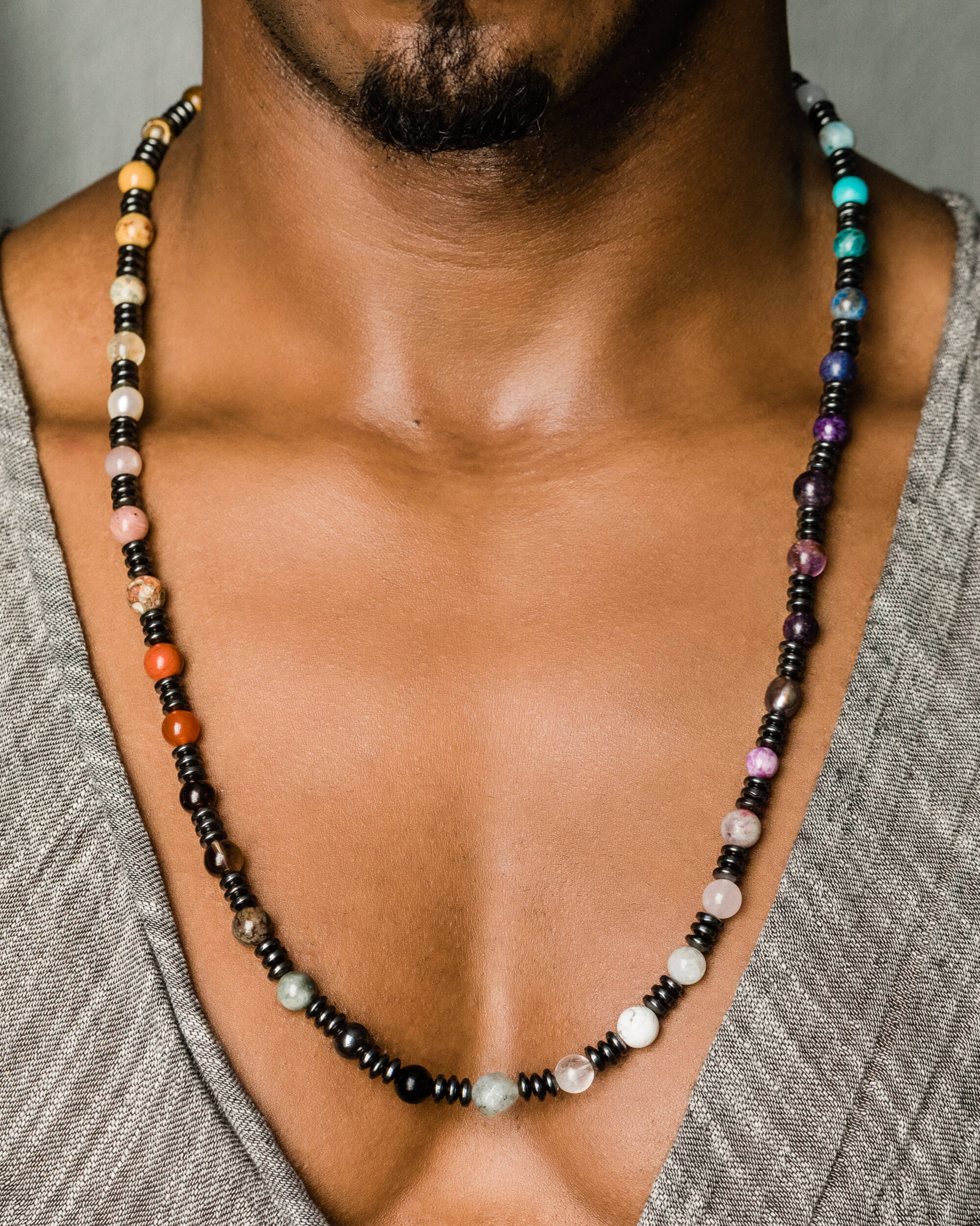 Collar del Codificador de 45 minerales puesto sobre el pecho, con cuentas de colores variados y separadores negros