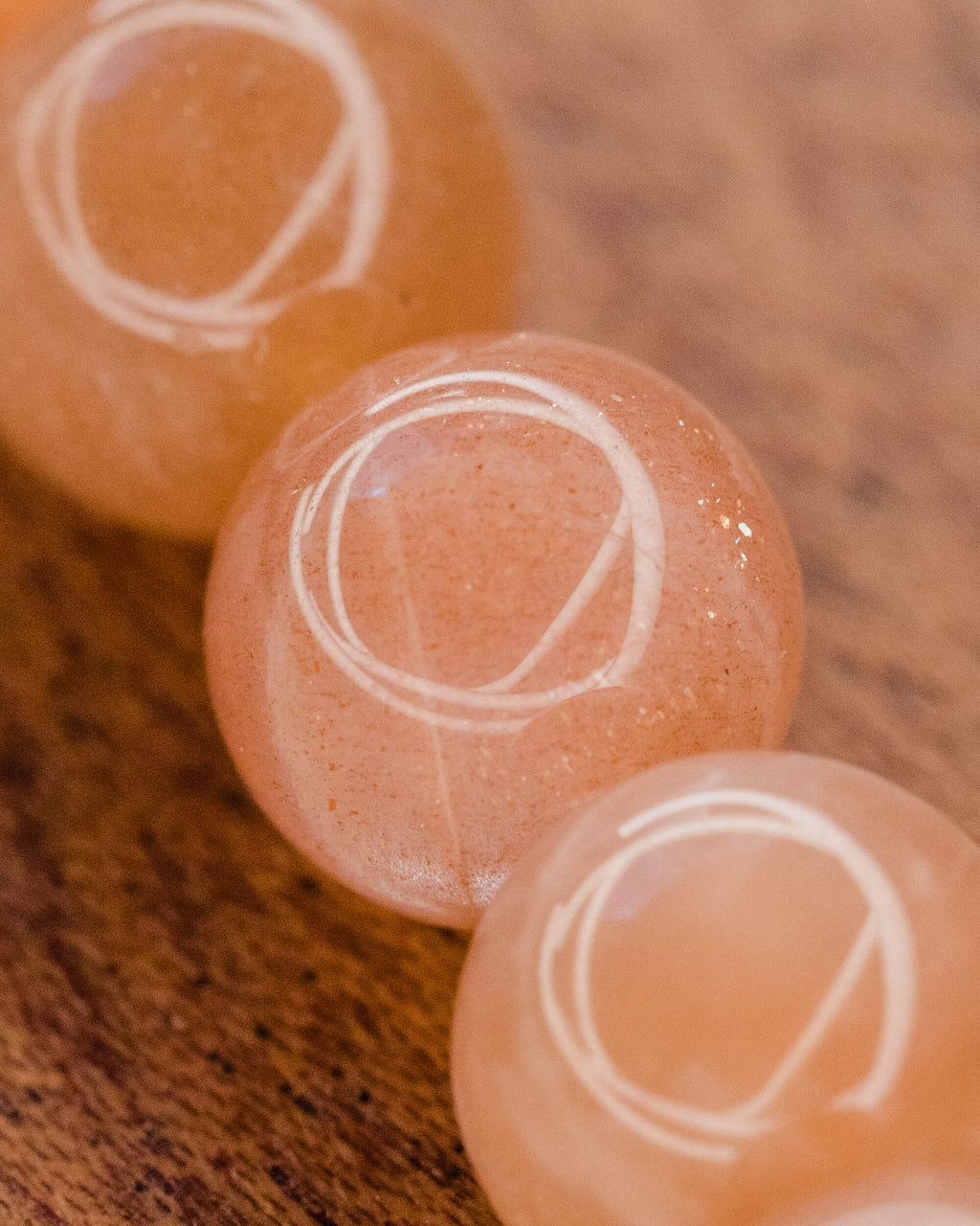 Detalle macro de las cuentas de Piedra Sol Naranja con destellos internos