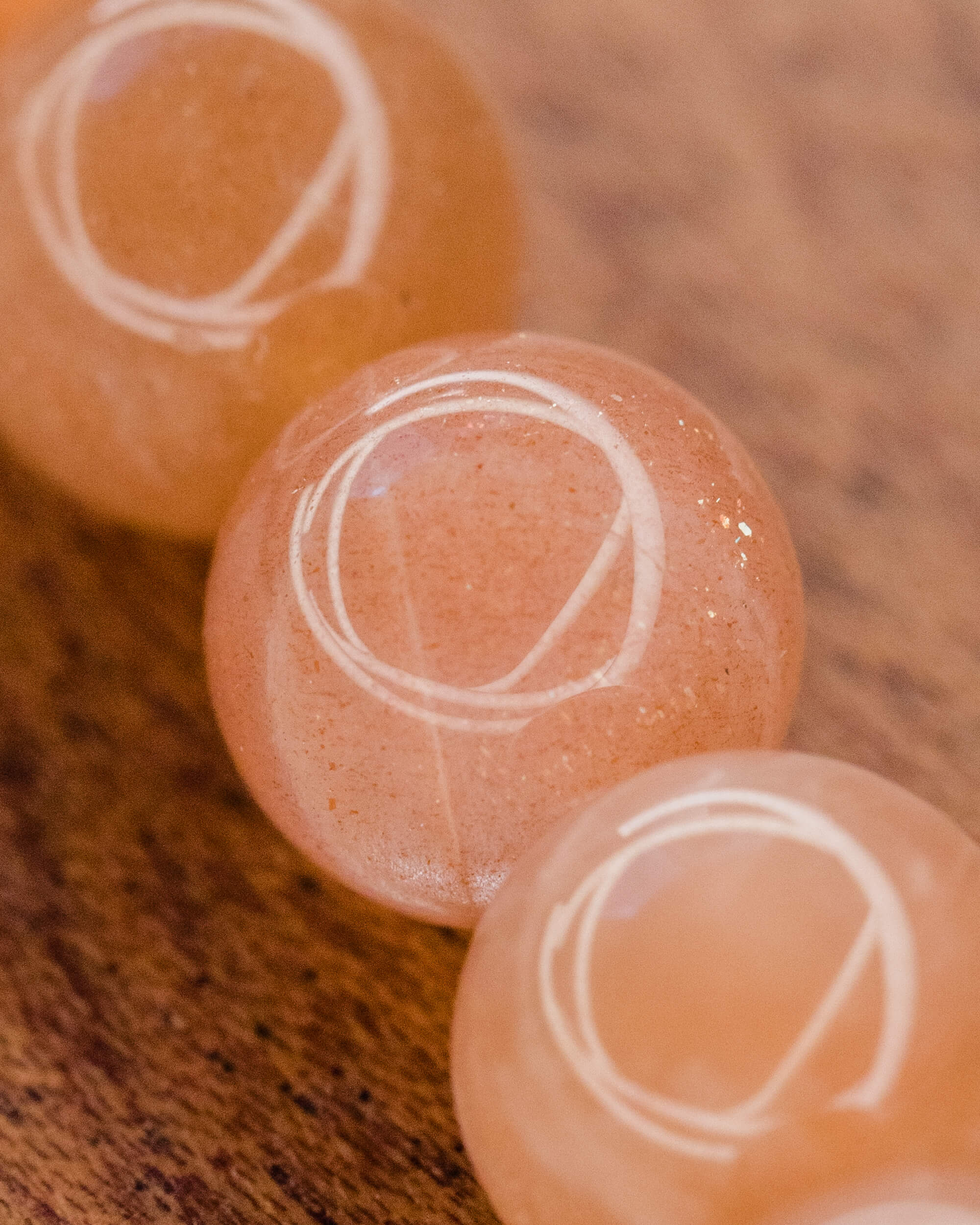 Detalle macro de las cuentas de Piedra Sol Naranja con destellos internos