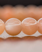 Detalle macro de las cuentas de Piedra Sol Naranja en tonos claros y anaranjados