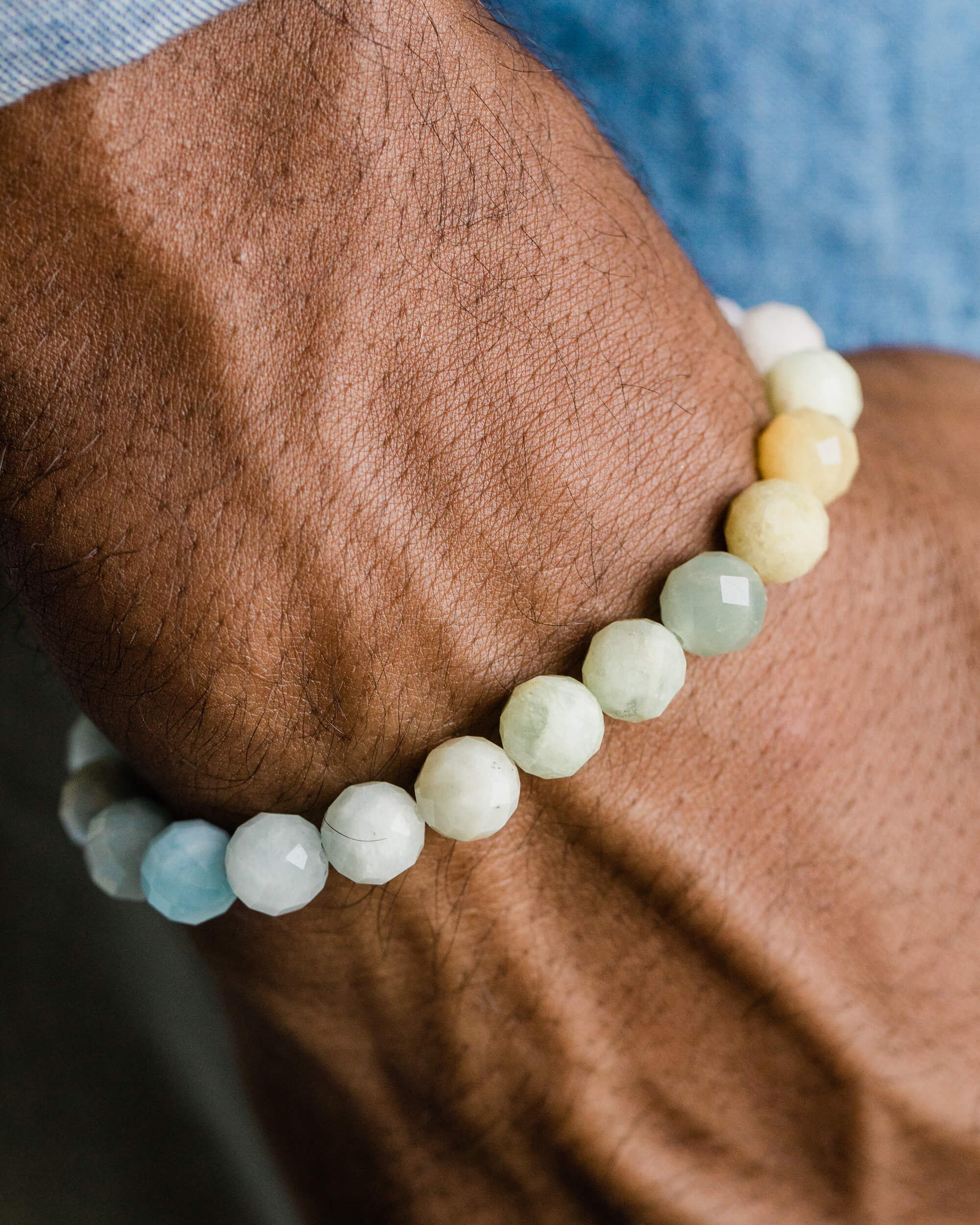 Pulsera de Berilos puesta en muñeca, cuentas en tonos verde y amarillo claro