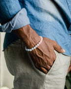 Pulsera de Berilos puesta en muñeca, tonos blancos y crema suaves