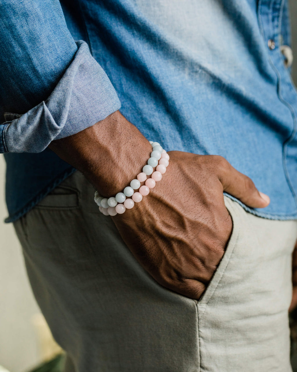 Codificador de Morganita puesto en la muñeca, doble vuelta junto a otra pulsera