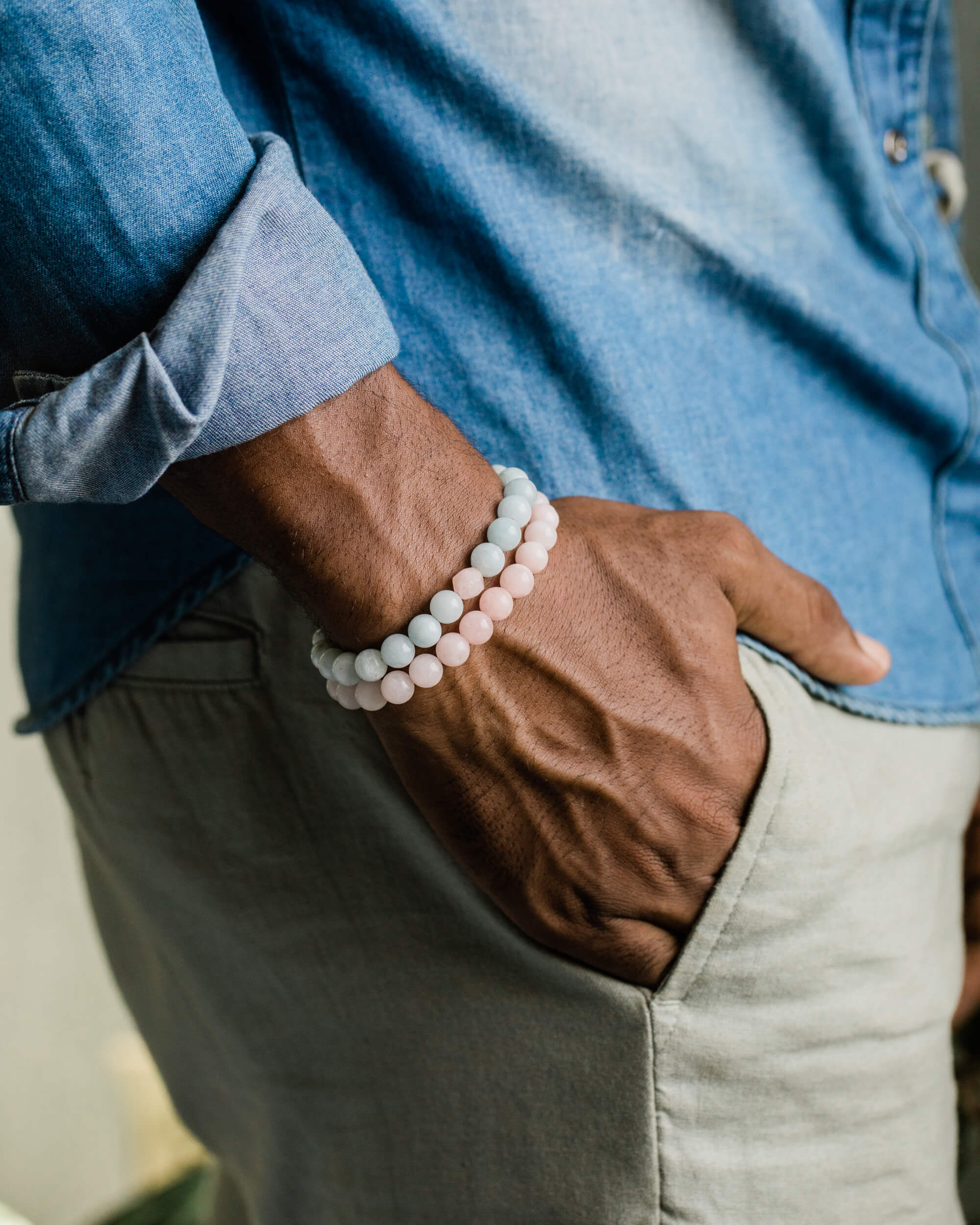Codificador de Morganita puesto en la muñeca, doble vuelta junto a otra pulsera