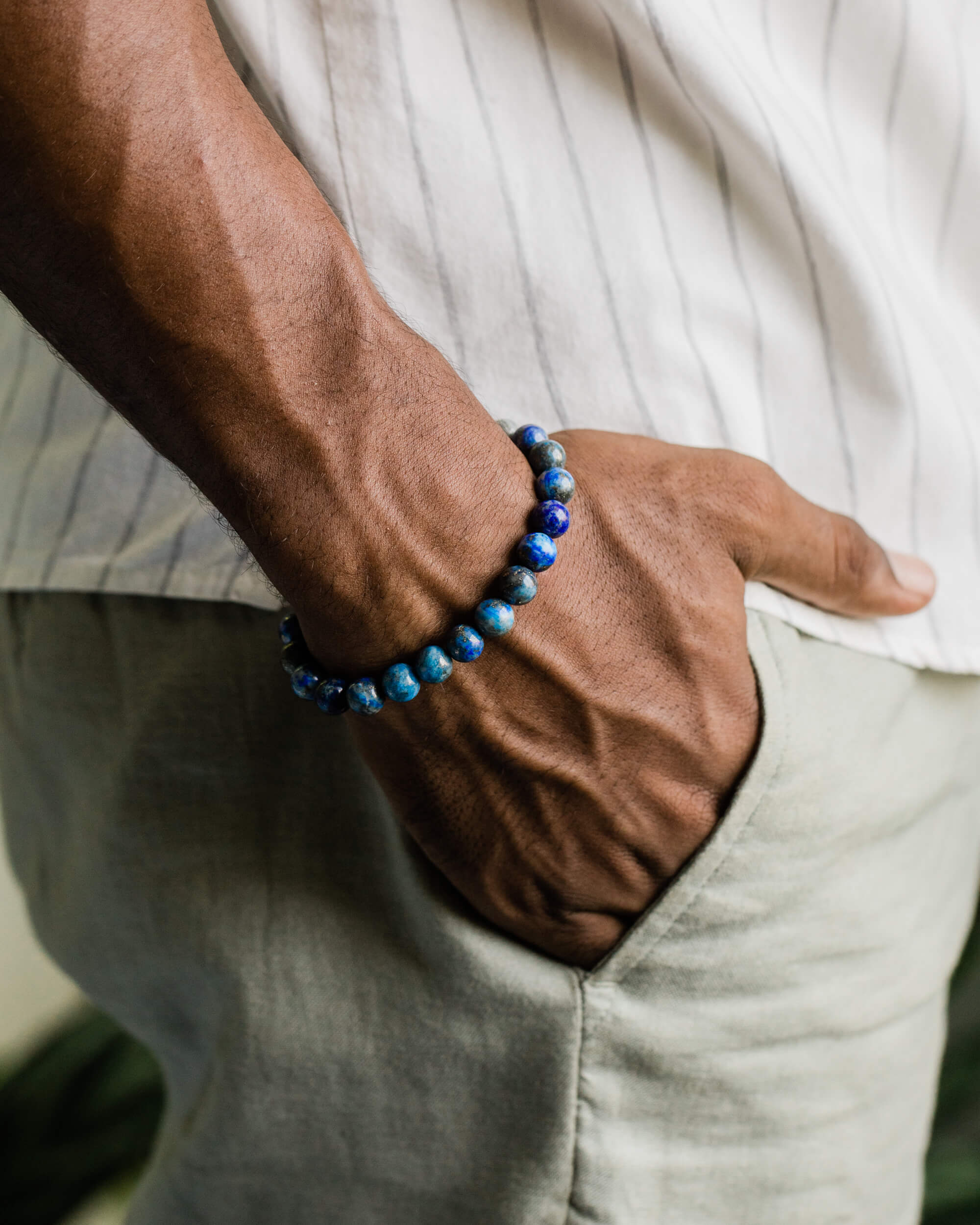Pulsera de Lapislázuli puesta en la muñeca