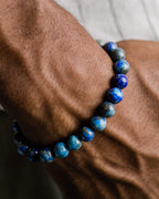 Pulsera de Lapislázuli puesta, ajustada en la muñeca