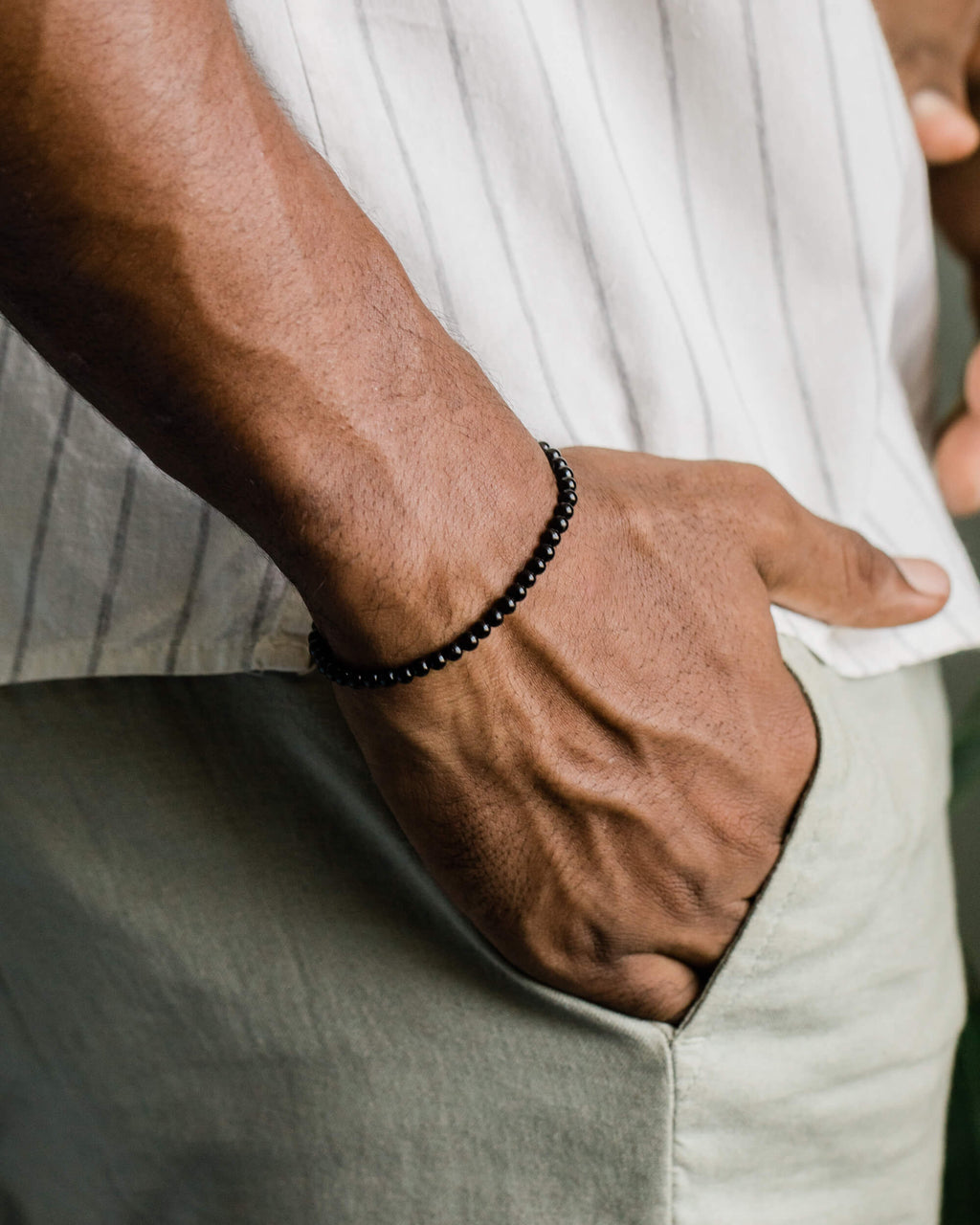 Pulsera de Turmalina Negra puesta en la muñeca