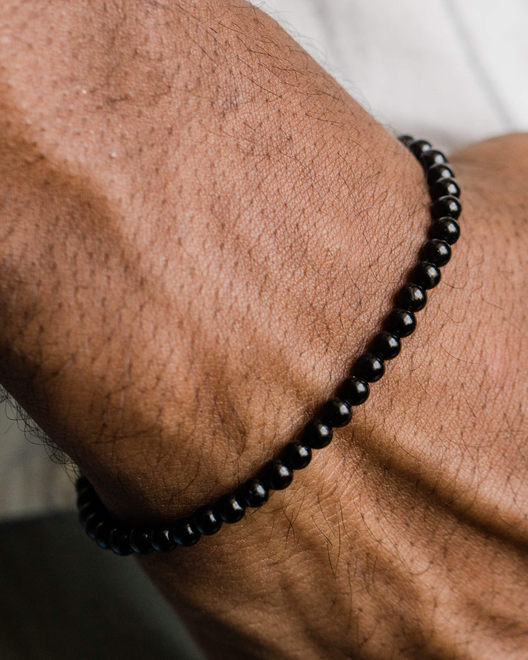 Pulsera de Turmalina Negra puesta, ajustada en la muñeca