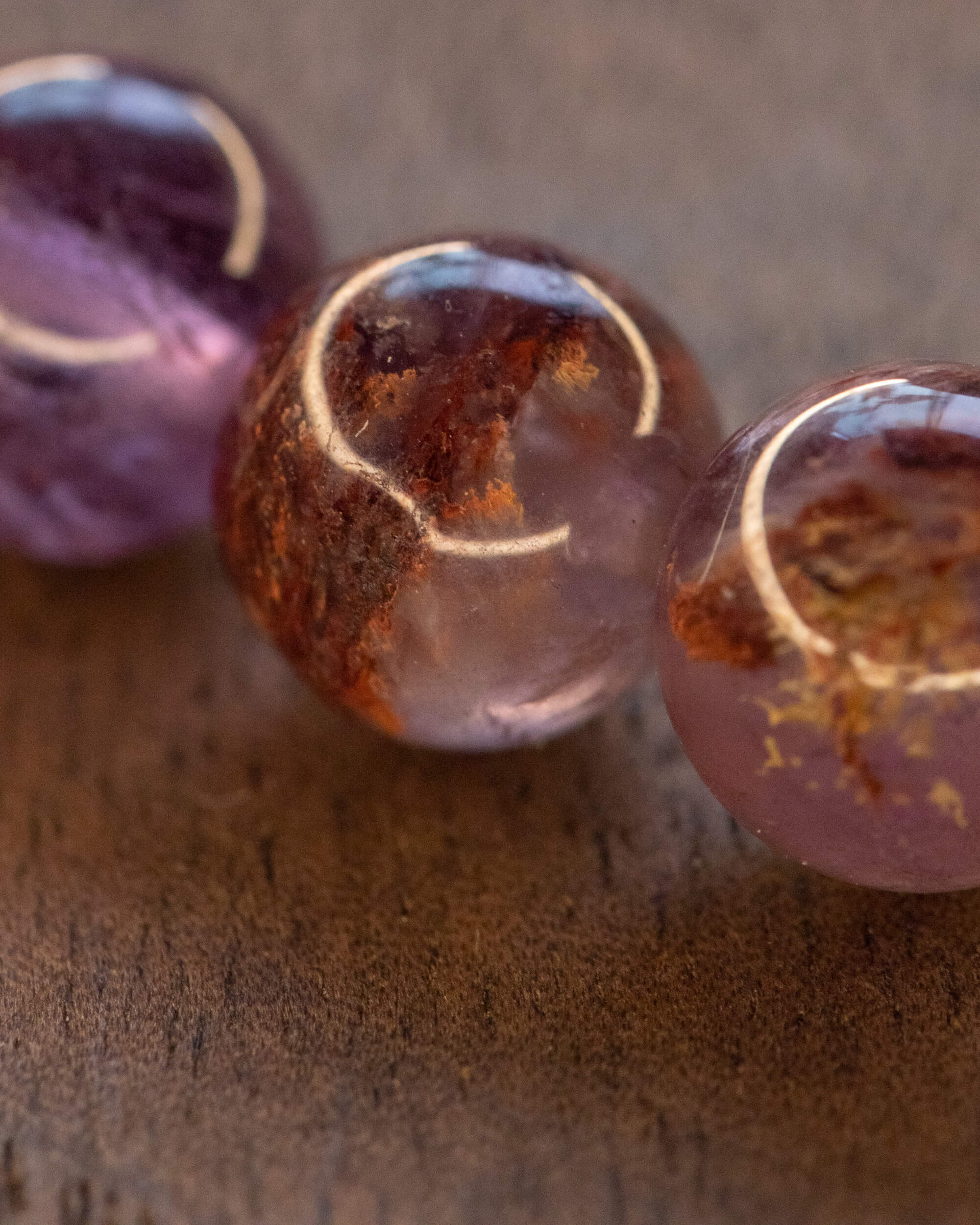 Primer plano de las cuentas de Amatista Fantasma con vetas naranjas