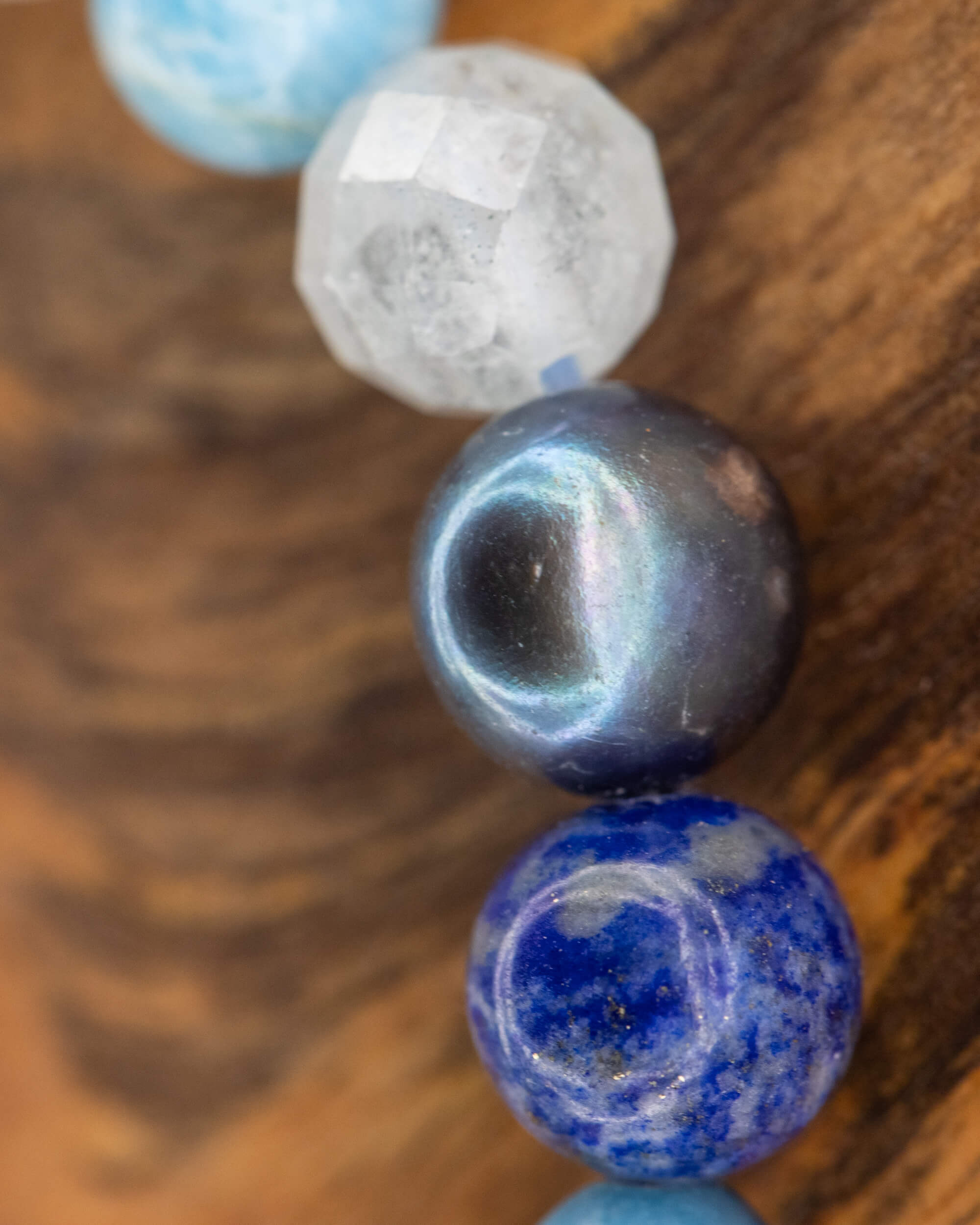 Detalle macro de cuentas de Piedra Luna, Perla Negra y Lapislázuli