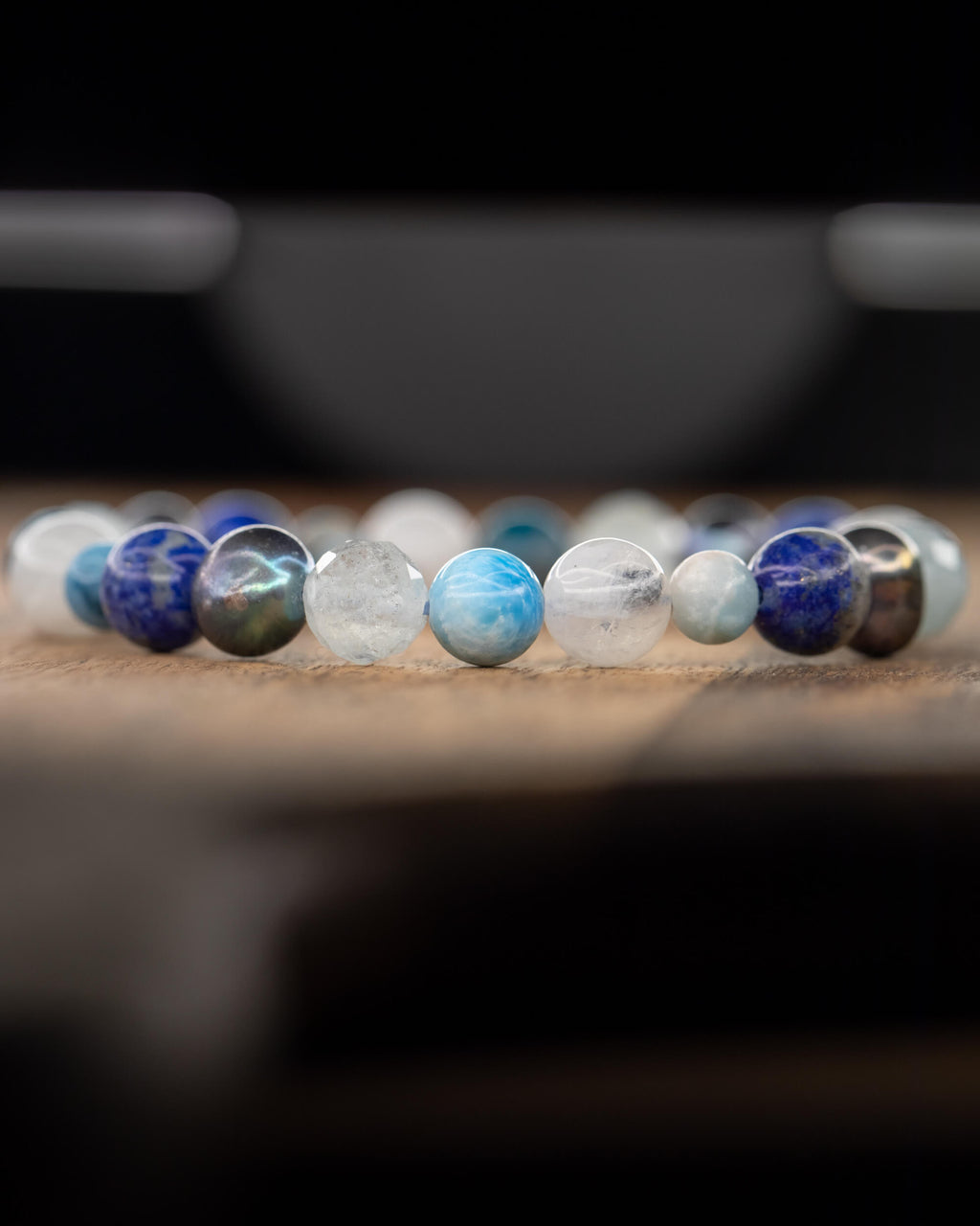 Cuentas de Aguamarina, Perla Negra, Lapislázuli, Apatita Azul y Piedra Luna vistas en fila