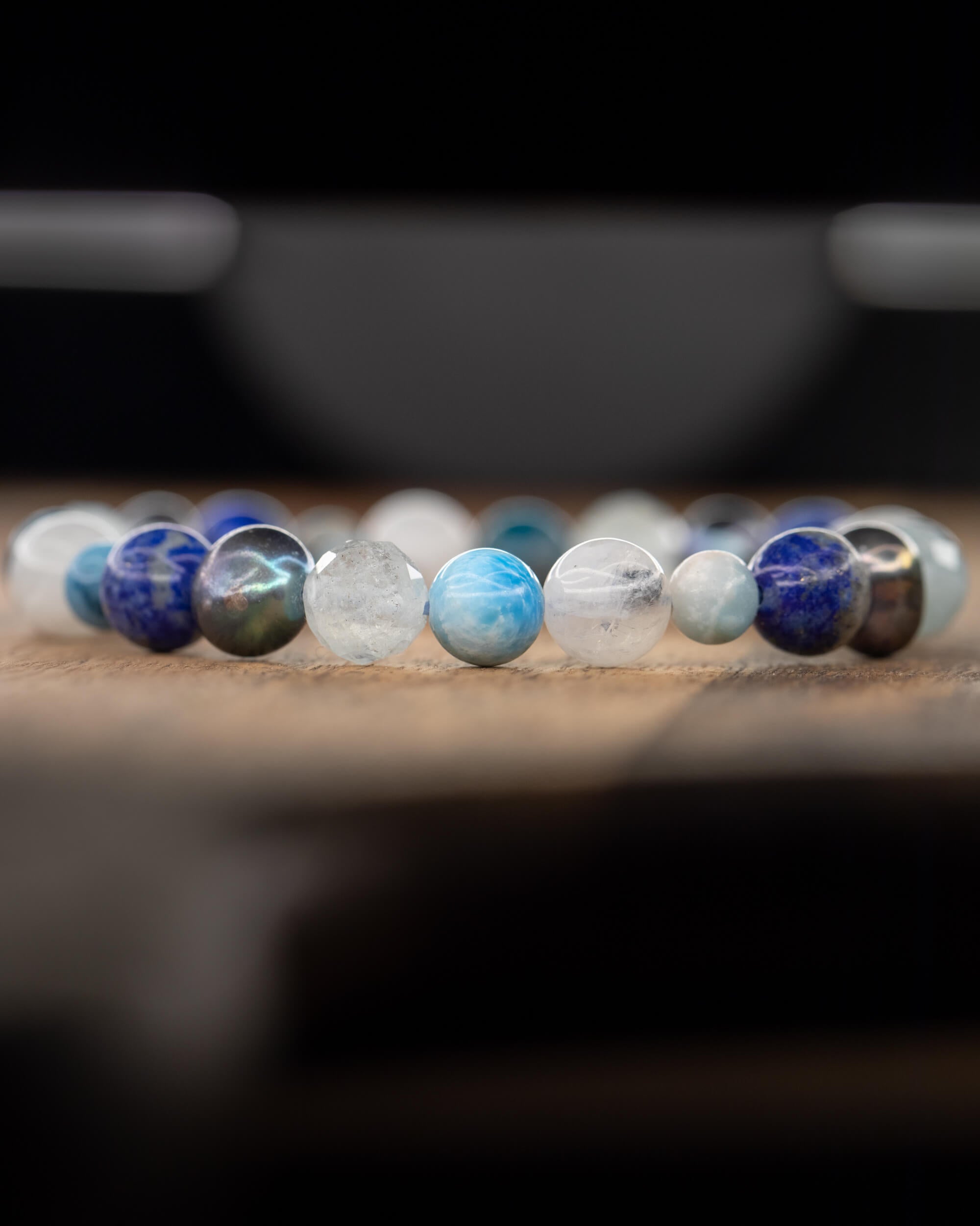 Cuentas de Aguamarina, Perla Negra, Lapislázuli, Apatita Azul y Piedra Luna vistas en fila