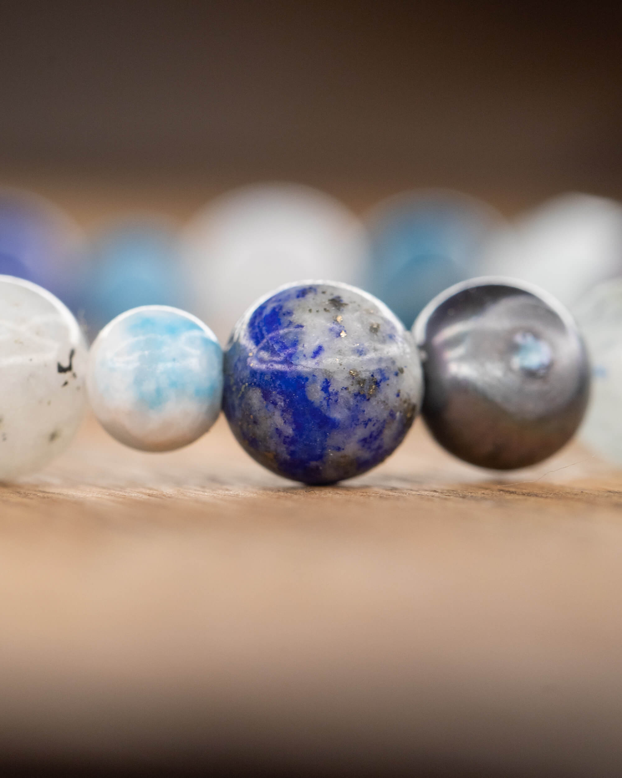 Detalle macro de cuentas de Piedra Luna, Apatita Azul, Lapislázuli y Perla Negra