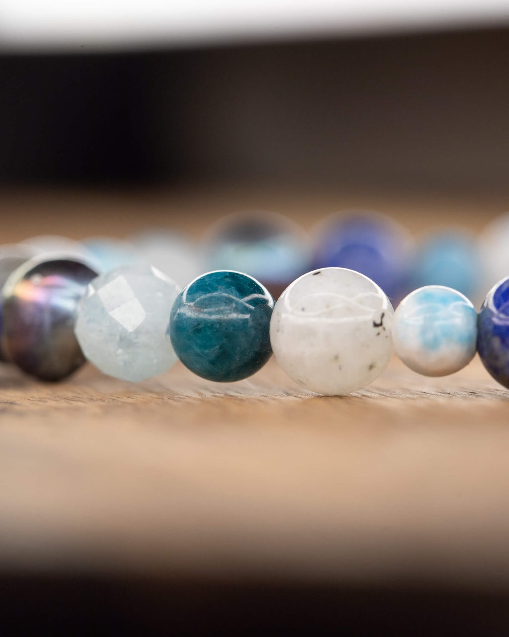 Detalle macro de cuentas de Perla Negra, Apatita Azul, Piedra Luna y Aguamarina