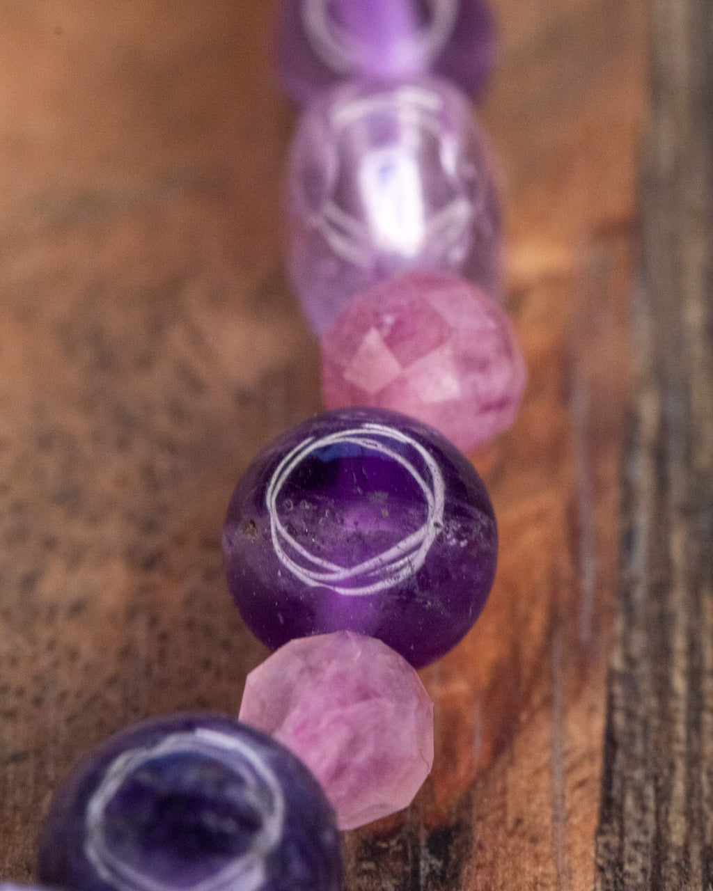 Detalle macro de la Amatista traslúcida junto a cuentas rosa y violeta