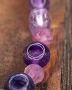 Detalle macro de la Amatista traslúcida junto a cuentas rosa y violeta
