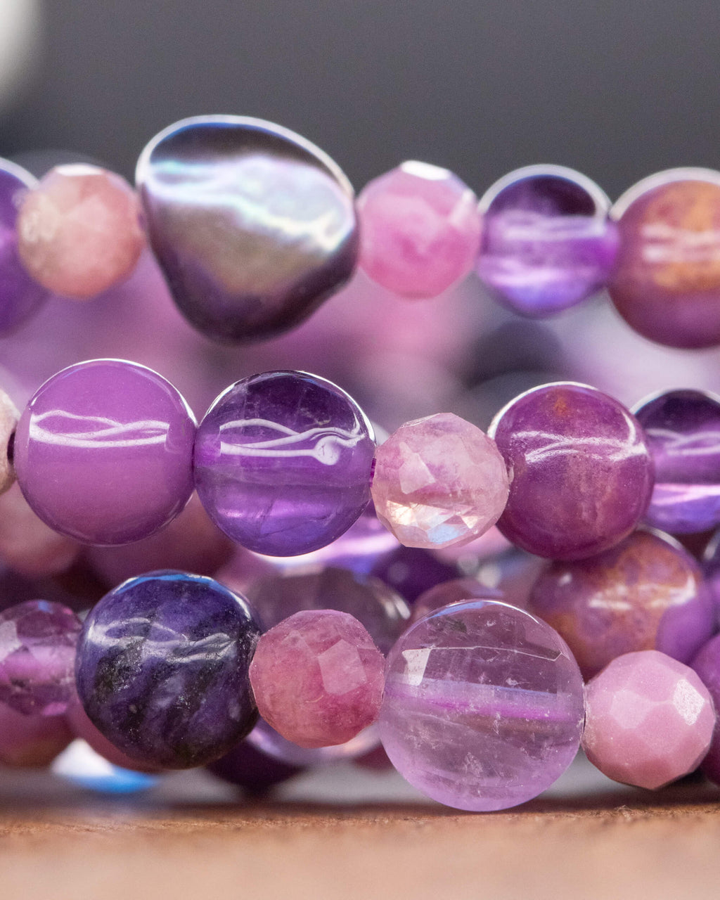Pulsera mix de minerales morados vista de cerca con dos vueltas visibles