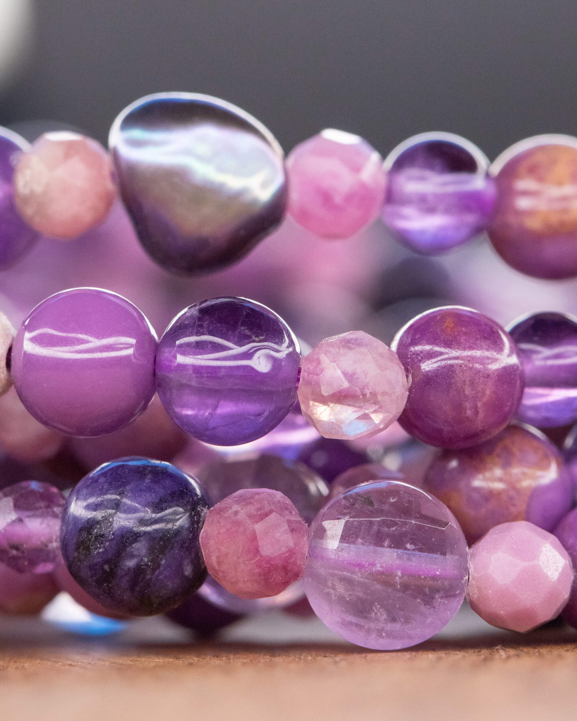 Pulsera mix de minerales morados vista de cerca con dos vueltas visibles