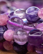 Detalle macro de la Amatista brillante entre cuentas moradas y rosa