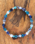 Pulsera Mix de Minerales Azules, pieza completa en círculo sobre madera