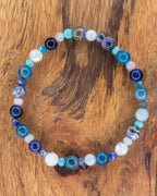 Pulsera Mix de Minerales Azules, pieza completa en círculo sobre madera