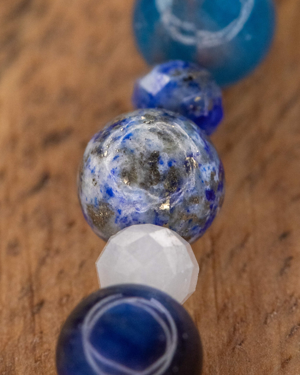 Detalle macro de las cuentas del Mix de Minerales Azules, Lapislázuli con vetas doradas al centro
