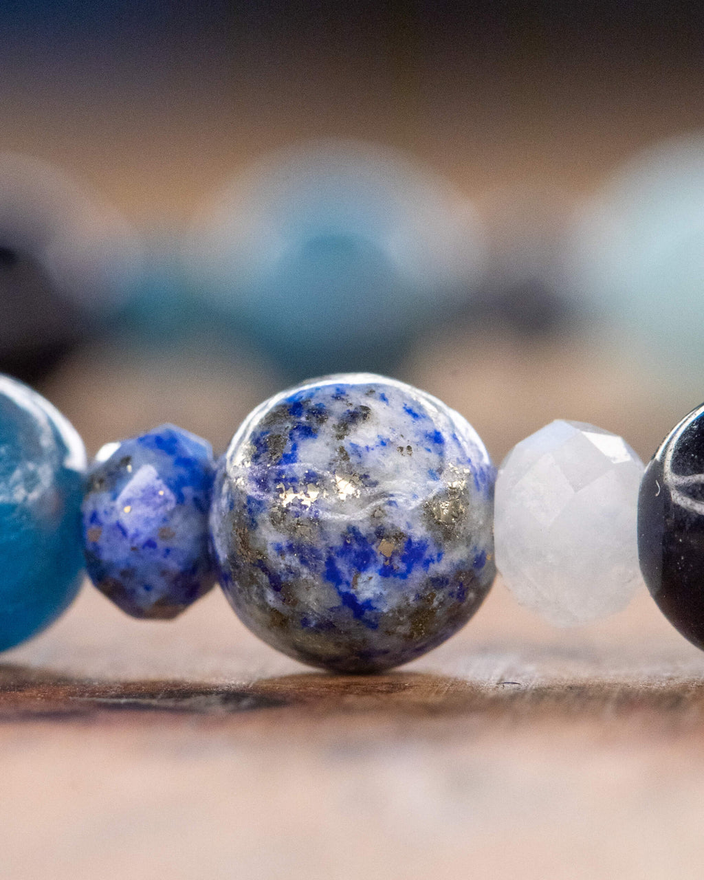 Detalle macro del Mix de Minerales Azules, Lapislázuli con pirita dorada al centro