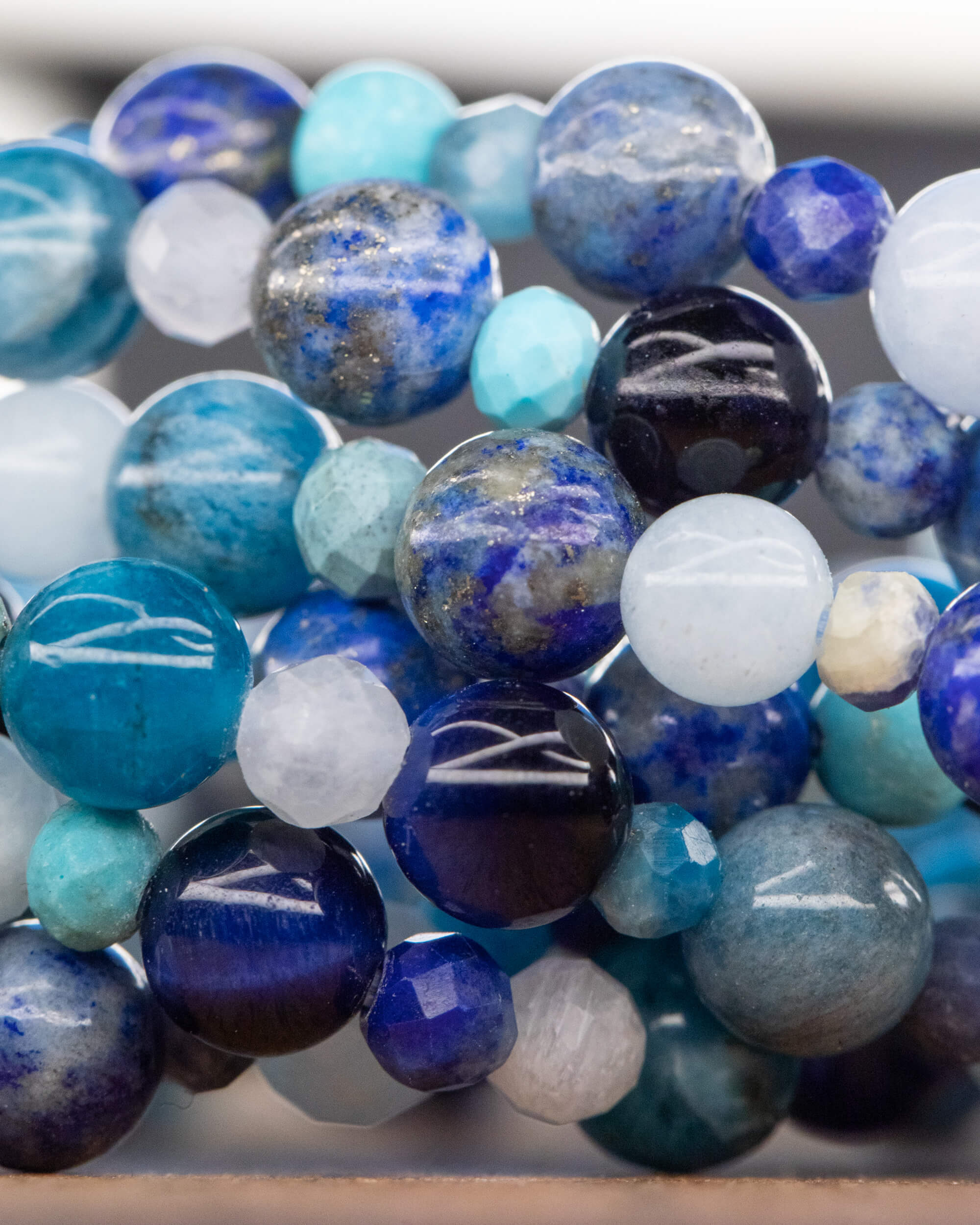 Detalle macro de las cuentas azules facetadas del Mix de Minerales, tonos y texturas variadas