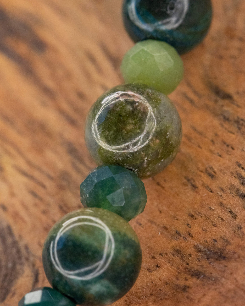 Detalle macro de cuentas verdes de Jaspe Kambaba y Ágata Musgosa en la pulsera mix