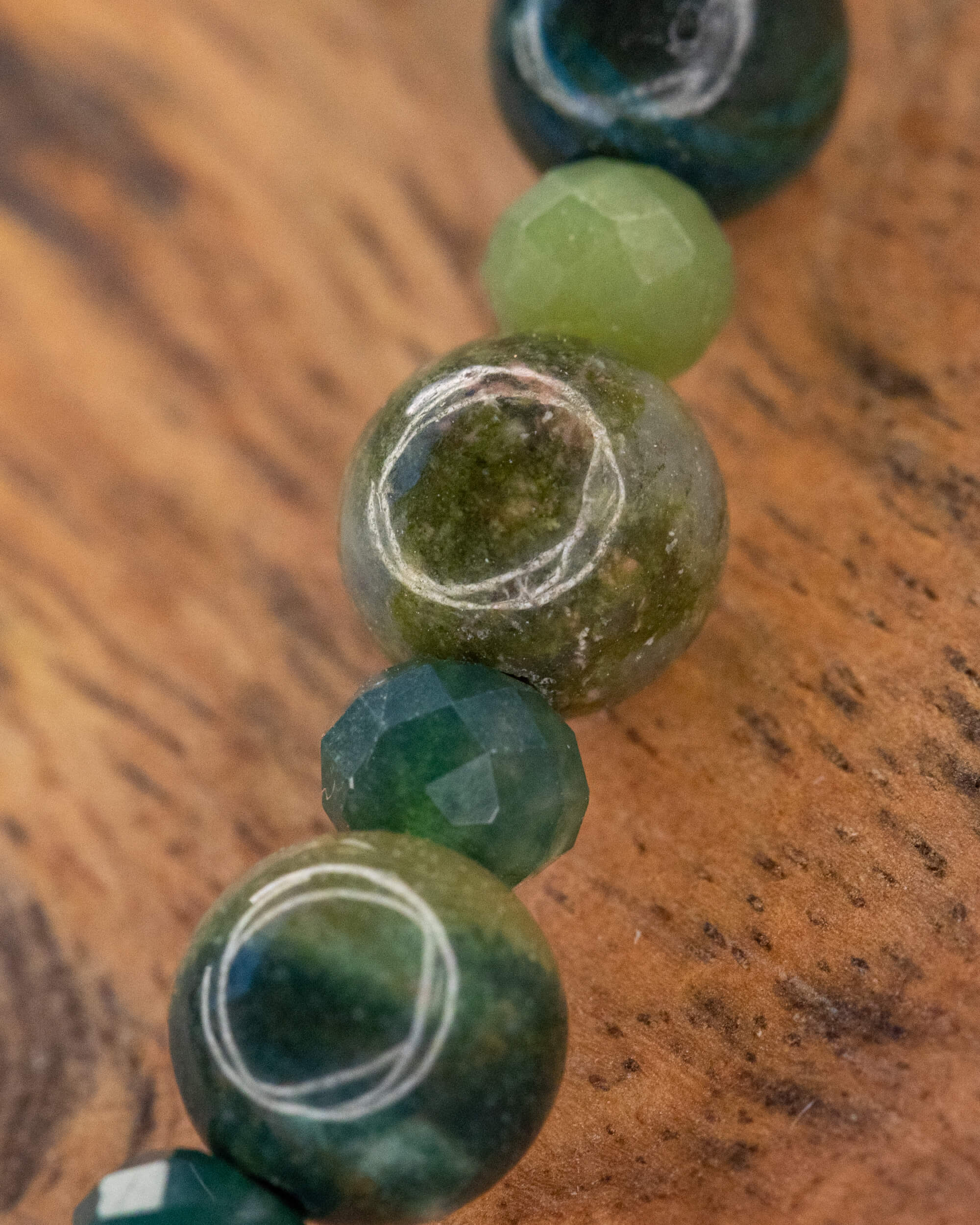 Detalle macro de cuentas verdes de Jaspe Kambaba y Ágata Musgosa en la pulsera mix