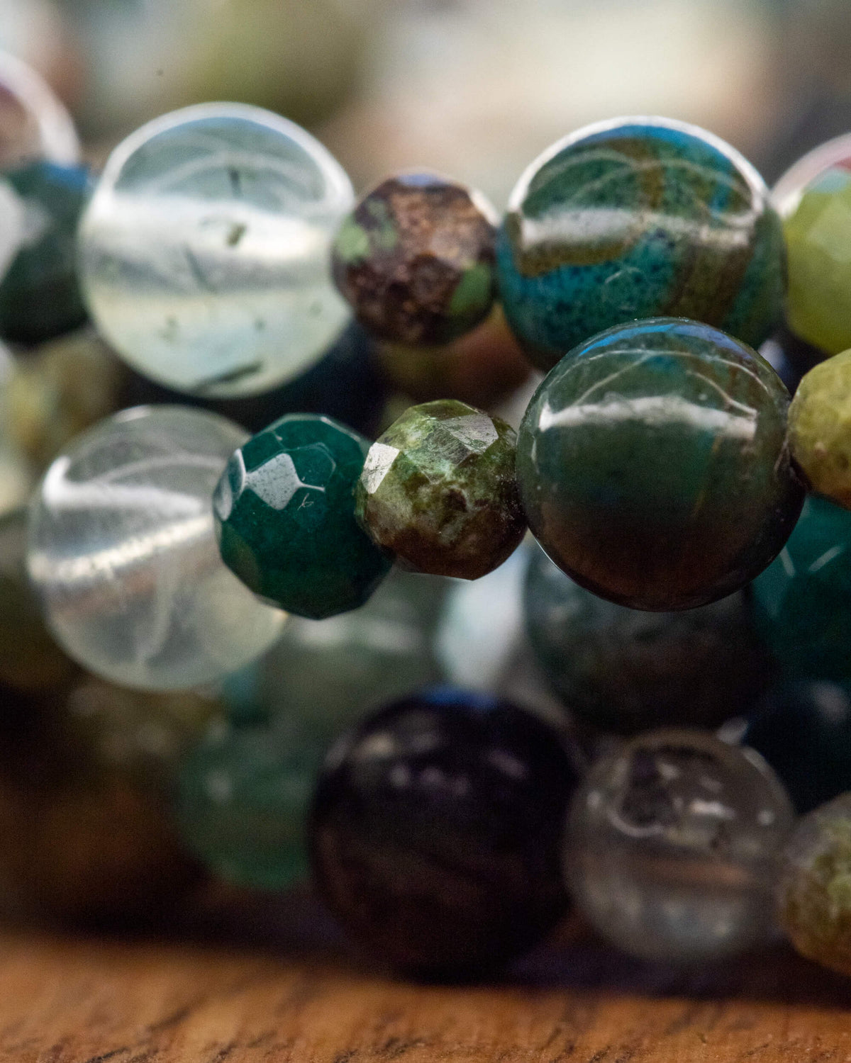 Detalle macro de las cuentas de la pulsera mix de minerales verdes en primer plano